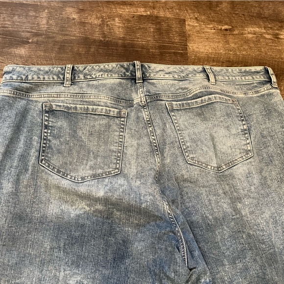 Torrid plus 26 light wash crop boyfriend jeans distressed - Picture 4 of 5